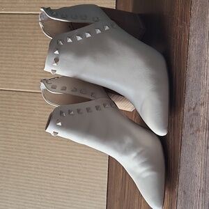 Steve Madden Mosley White Studded Ankle Booties Size 8M